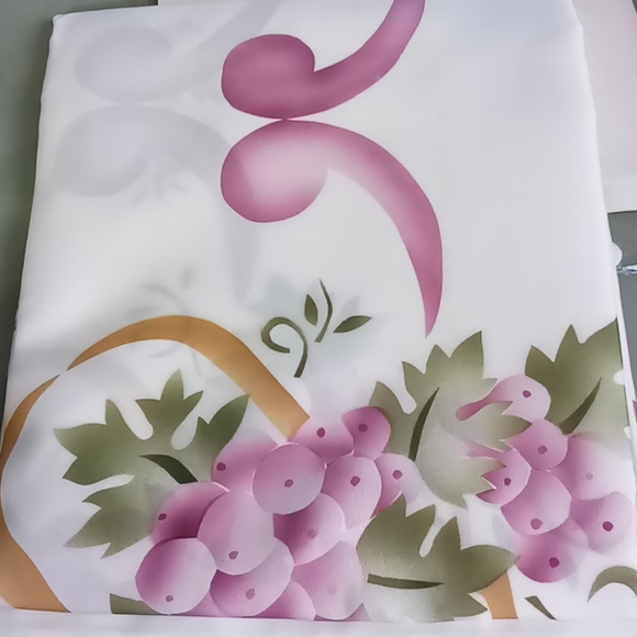 🌺Creative🌺 Linens #3269 Grapes White Oblong Tablecloth - Picture 4 of 4